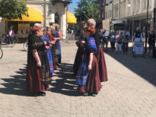 Vága dansifelag ríður ediling á Ráðhústorginum í Landskrona