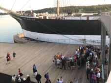 Kvøða Ormin langa á bryggjuni