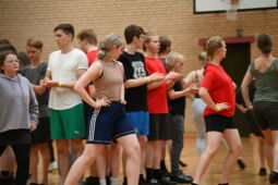 Verkstova í fólkadansi fyri tey eldru frá 13 ár og uppeftir, fríggjamorgun