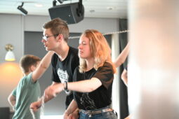 Á Norrønu var framsýning við fólkadansum, føroyskum dansi og føroyskum dansi - og riggaði tað stak væl. Her dansa tey bandadans