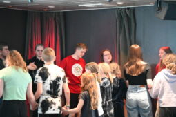 Á Norrønu var framsýning við fólkadansum, føroyskum dansi og føroyskum dansi - og riggaði tað stak væl. Her dansa tey vanligan føroyskan dans