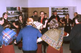 Innaní: Johild Kamban & Magnus í Hoyvík
Runt í ringinum: Poul Danielsen, Ásvør Danielsen, Leivur Danielsen, Marjun Berg, Kristoffur Kristoffersen, Martin Tórgarð, Elisabeth Olsen, Sigmund í Hoyvík, Lena í Hoyvík, Wentzel Kamban, Magna í Stórustovu, Jens Nielsen