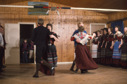 Innaní: Jóan Petur Hentze & Elinborg Simonsen, Marius á Klettum & Martina Olsen
Røðin við kvinnum: Oddvør Johannesen, Ásla Klementsen, Lorain Simonsen, Unni Hentze, Paula Olsen, Lis Djurhuus.