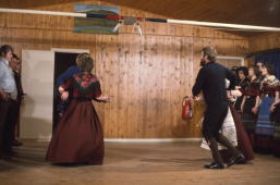 Innaní: Marius á Klettum & Elinborg Simonsen, Jóan Petur Hentze & Martina Olsen.
Røðin við kvinnum: Lorain Simonsen, Unni Hentze, Paula Olsen.