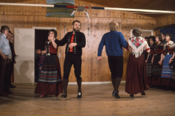 Innaní: Elinborg Simonsen & Jóan Petur Hentze, Marius á Klettum & Martina Olsen.
Røðin við kvinnum: Lorain Simonsen, Unni Hentze, Paula Olsen.