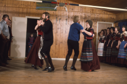 Innaní: Martina Olsen & Jóan Petur Hentze, Marius á Klettum & Elinborg Simonsen.
Røðin við kvinnum: Oddvør Johannesen, Ásla Klementsen, Lorain Simonsen, Unni Hentze, Paula Olsen.