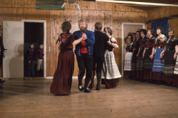 Innaní: Elinborg Simonsen & Marius á Klettum, Jóan Petur Hentze & Martina Olsen.
Røðin við kvinnum: Oddvør Johannesen, Ásla Klementsen, Lorain Simonsen, Unni Hentze, Paula Olsen, Lis Djurhuus.