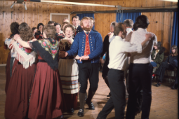 Lis Djurhuus og Jóan Petur undir Skarði, Elsa Petersen og Marius á Klettum, Unni Hentze og Jóan Petur Hentze, Ásla Klementsen og Petur Klementsen