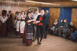 Elinborg Simonsen og Mortan í Skálanum, Bodil Davidsen og Sólvit Simonsen, Ata Rasmussen og Martin Madsen, Martina Olsen og Tórur Johannesen, Lis Djurhuus og Jóan Petur undir Skarði, Elsa Petersen og Marius á Klettum, Unni Hentze og Jóan Petur Hentze, Ásla Klementsen og Petur Klementsen, Paula Olsen og Torstein Holm, Beggan Clementsen og Leivur Rasmussen, Lorain Simonsen og Herbjørn Simonsen, Oddvør Johannesen og Jóanes Johannesen.
