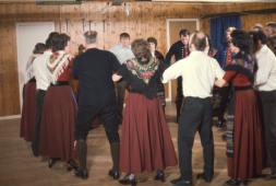 Lorain Simonsen, Jóan Petur undir Skarði, Lis Djurhuus, Mortan í Skálanum, Paula Olsen, Herbjørn Simonsen, Ata Rasmussen, Tórur Johannesen, Martina Olsen, Sólvit Simonsen, Elinborg Simonsen, Petur Klementsen, Ásla Klementsen, Marius á Klettum, Elsa Petersen, Jóan Petur Hentze, ?Torstein Holm, ?, Martin Madsen.