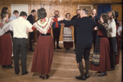 Lorain Simonsen, Jóan Petur undir Skarði, Lis Djurhuus, Mortan í Skálanum, Paula Olsen, Herbjørn Simonsen, Ata Rasmussen, Tórur Johannesen, Martina Olsen, Sólvit Simonsen, Elinborg Simonsen, Petur Klementsen, Ásla Klementsen, Marius á Klettum, Elsa Petersen, Jóan Petur Hentze, ?, Torstein Holm, ?, Martin Madsen.