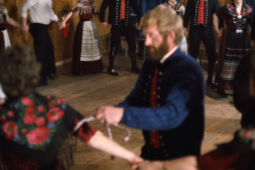 Det røde guldbånd - Marius á Klettum bindir um armin